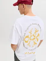 Remera blanca de manga corta, corte holgado y cuello redondo, con pequeño estampado en el pecho.