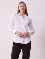 Camisa de algodón con cuello clásico, cierre frontal con botones y mangas largas con puños abotonados.