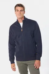 Campera de felpa color tostado con cuello alto, cierre frontal completo y puños y ruedo acanalados.