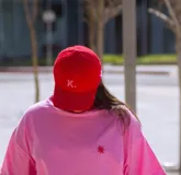 Gorro de béisbol rojo con la letra K bordada en blanco en el frente.