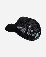 Gorro trucker negro con visera curva y paneles traseros de red. Presenta un diseño bordado en el frente con la inscripción de la marca en tono plateado.