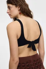 Top de bikini negro con escote en V y tirantes anchos, de tela texturizada.