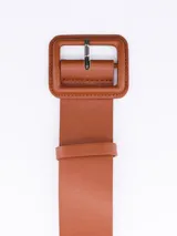 Cinto ancho color marrón con hebilla cuadrada con pespuntes.