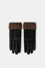 Guantes cortos de efecto piel en color negro, con costuras decorativas en el dorso y puño de tejido de punto trenzado en mezcla de lana color marrón.