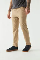 Pantalón chino clásico azul marino para hombre, de corte slim, con logo bordado y pasacinto.