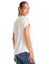 Blusa de crepe color blanco, con cuello redondo a la base y mangas cortas con detalle de presilla y botón en el borde.