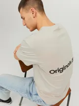 Camiseta de manga corta y cuello redondo con calce relajado. Presenta un diseño minimalista con un pequeño estampado tipográfico en el pecho.