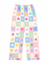 Camisa de pijama de manga larga con cuello solapa y cierre frontal de botones, confeccionada en tela con estampado de cuadros multicolor y corazones. Incluye un bolsillo frontal en el pecho.