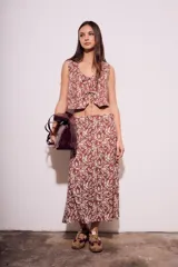 Falda midi marrón con estampado de hojas en color crema y abertura lateral.