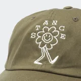 Gorra azul de algodón con logo de la marca bordado en verde en el frente.