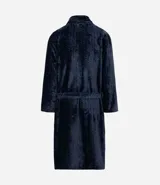 Bata de baño masculina confeccionada en fleece texturizado, con cuello solapa, mangas largas, lazo ajustable en la cintura y bolsillos delanteros.