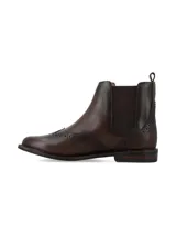 Bota estilo Chelsea de cuero color chocolate, con detalle de perforaciones tipo brogue en el talón y la puntera, y paneles elásticos laterales.
