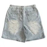 Short de jean estilo bermuda con diseño de llamas desflecadas en el frente. Presenta un lavado claro, corte recto y tiro bajo.