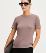 Blusa básica color mostaza, con escote redondo y manga corta.