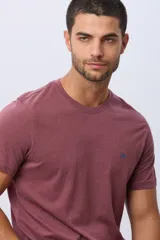 Remera básica de manga corta con cuello redondo, confeccionada en tejido de algodón. Presenta un pequeño logo bordado en el pecho.