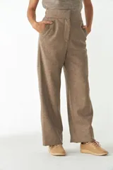 Pantalón de lana fina color crema, de tiro alto y pierna recta ancha.