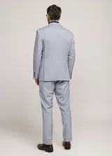 Traje de tres piezas Fellini S6, color beige, compuesto por saco de solapa muesca, chaleco con botones y pantalón de corte recto.