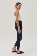 Jean skinny de tiro alto color azul oscuro, con ajuste ceñido y composición flexible.