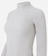 Blusa de chenille color beige, con cuello alto y diseño ajustado al cuerpo. Presenta mangas largas y una textura acanalada en toda la prenda.