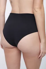 Bombacha tiro alto color negro, confeccionada en microfibra suave y elástica, con fundillo de algodón.