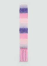Bufanda de tejido de punto con diseño de rayas horizontales en tonos lila, rosa y violeta. Presenta una textura suave y terminaciones con flecos en los extremos.