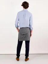 Camisa celeste de corte clásico, cuello abotonado y manga larga.