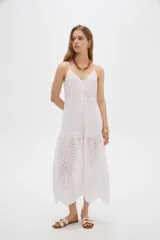Vestido midi blanco de algodón con diseño broderie, tirantes finos, escote en V y cierre frontal con botones.