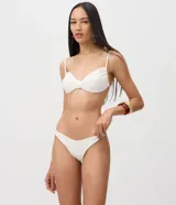 Bombacha de bikini cavada color blanco, confeccionada en microfibra de poliamida con efecto de realce y forro doble.