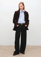 Jean de corte barrel y diseño balloon, con tiro medio y cinco bolsillos. Presenta parches decorativos y cierre de botones.