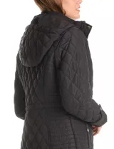 Campera capitoneada de corte clásico, con cuello alto, capucha desmontable y cierre frontal con broches a presión dorados. Presenta cordón de ajuste en la cintura con terminales metálicas y bolsillos frontales con broche.