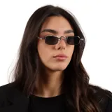 Lentes de sol con marco metálico dorado y forma rectangular pequeña. Cuentan con cristales oscuros y protección UV400.