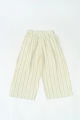 Conjunto infantil compuesto por una blusa verde agua con volados en los hombros y botones frontales, un pantalón de corte recto con estampado de rayas verticales y una colita para el pelo a juego.