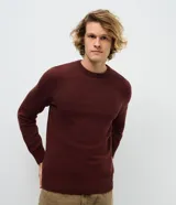 Suéter masculino de tejido de punto pesado, color negro, con cuello redondo y mangas largas con puños acanalados. Presenta un diseño liso con barra ajustada en la cintura.