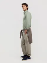 Camisa celeste a rayas verticales, de corte regular fit, cuello button-down, manga larga con puños abotonados y logo bordado en el pecho.