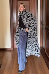Pantalón de terciopelo azul con corte acampanado.