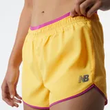 Short deportivo amarillo con ribete fucsia, de tiro medio y corte holgado. Confeccionado en tejido de poliéster con tecnología NB DRY de secado rápido.