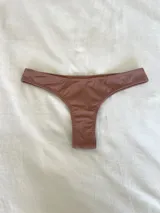 Bombacha de bikini vedetina color castaño, confeccionada en textil premium con diseño completamente forrado.