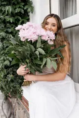 Falda midi de tul color blanco con aplicaciones de perlas distribuidas por toda la prenda, diseño en capas con forro interior y cintura elástica.