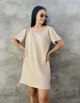 Vestido corto blanco con textura tipo waffle, cuello redondo y mangas cortas.