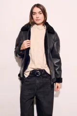 Campera gamulan negra con cuello, puños y ruedo de piel sintética.