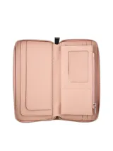 Monedero color beige de charol con cierre metálico y logo de la marca Terrano en el frente.