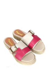 Sandalia Marcel con plataforma de yute, color fucsia con detalles en blanco y hebilla metálica.