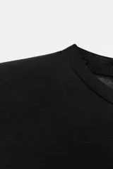 Camiseta de cuello redondo y manga sisa con hombreras marcadas, confeccionada en tejido de lyocell con bajo recto.
