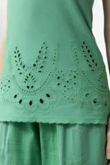 Strapless verde con bordados calados.