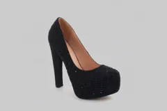 Zapatos de tacón alto tipo plataforma, color negro, completamente cubiertos de pedrería brillante. Presentan un taco grueso y una plataforma delantera que aporta altura y estabilidad.
