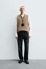Chaleco regular fit de punto tejido en hilatura con mezcla de lana, color marrón con efecto melange. Cuenta con cuello en V y manga sisa, con acabados acanalados.
