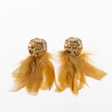 Aros colgantes con base circular dorada y flecos de plumas color mostaza.