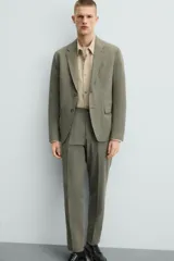 Pantalón de vestir regular fit confeccionado en tejido con lana, con bolsillos frontales y traseros de doble vivo con botón, cierre frontal con cremallera y botón.