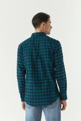 Camisa de viyela a cuadros en tonos rojo, azul y beige, de corte regular y manga larga.