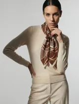 Pañuelo cuadrado de seda con estampado floral en tonos verde, blanco y negro.